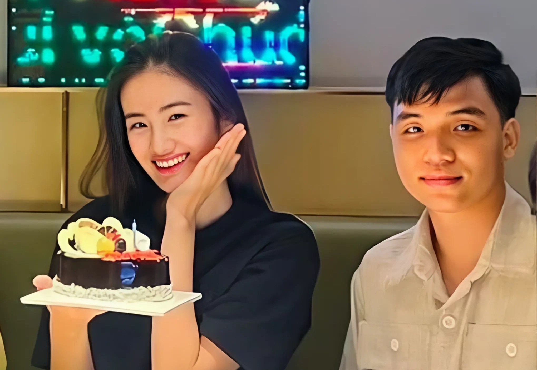 Moi tinh 8 nam cua Y Nhi va ban trai hinh anh