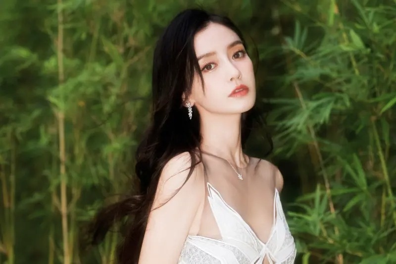 Angelababy bi don toi khach san cung nam nguoi mau hinh anh