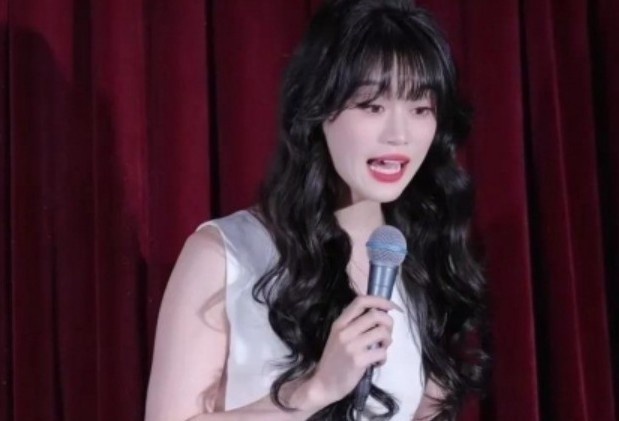 Dien vien Vu Oanh Oanh bi sam so tren san khau hinh anh