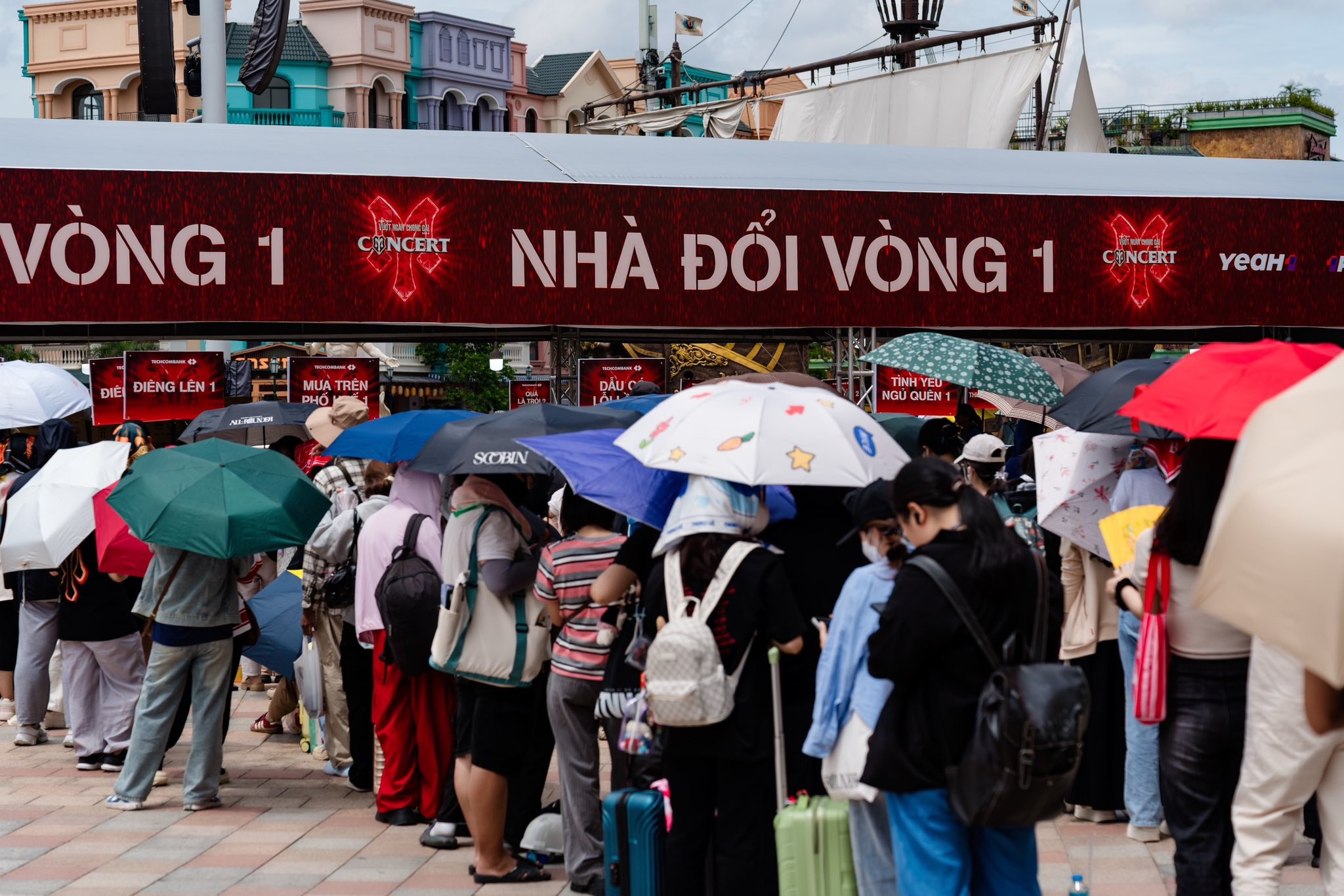 Fan đổ về Hưng Yên dự concert Anh trai vượt ngàn chông gai
