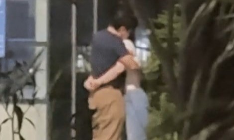 Dien bien vu CEO cong ty giai tri ngoai tinh voi nu ca si Han hinh anh