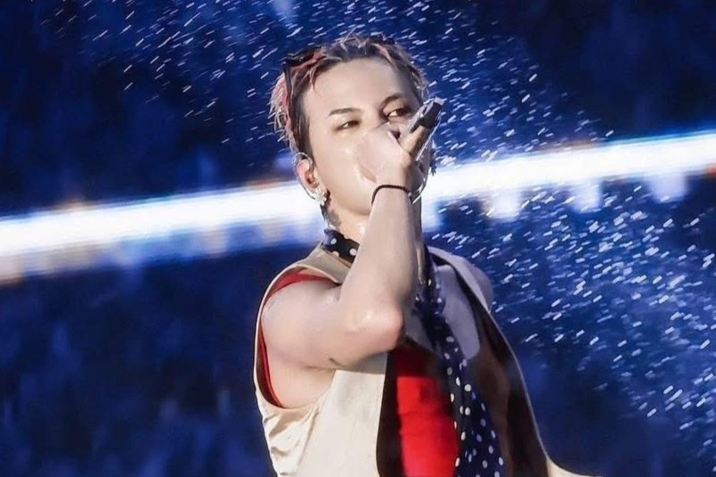 Fan lao len san khau o My Dinh de tiep can G-Dragon hinh anh