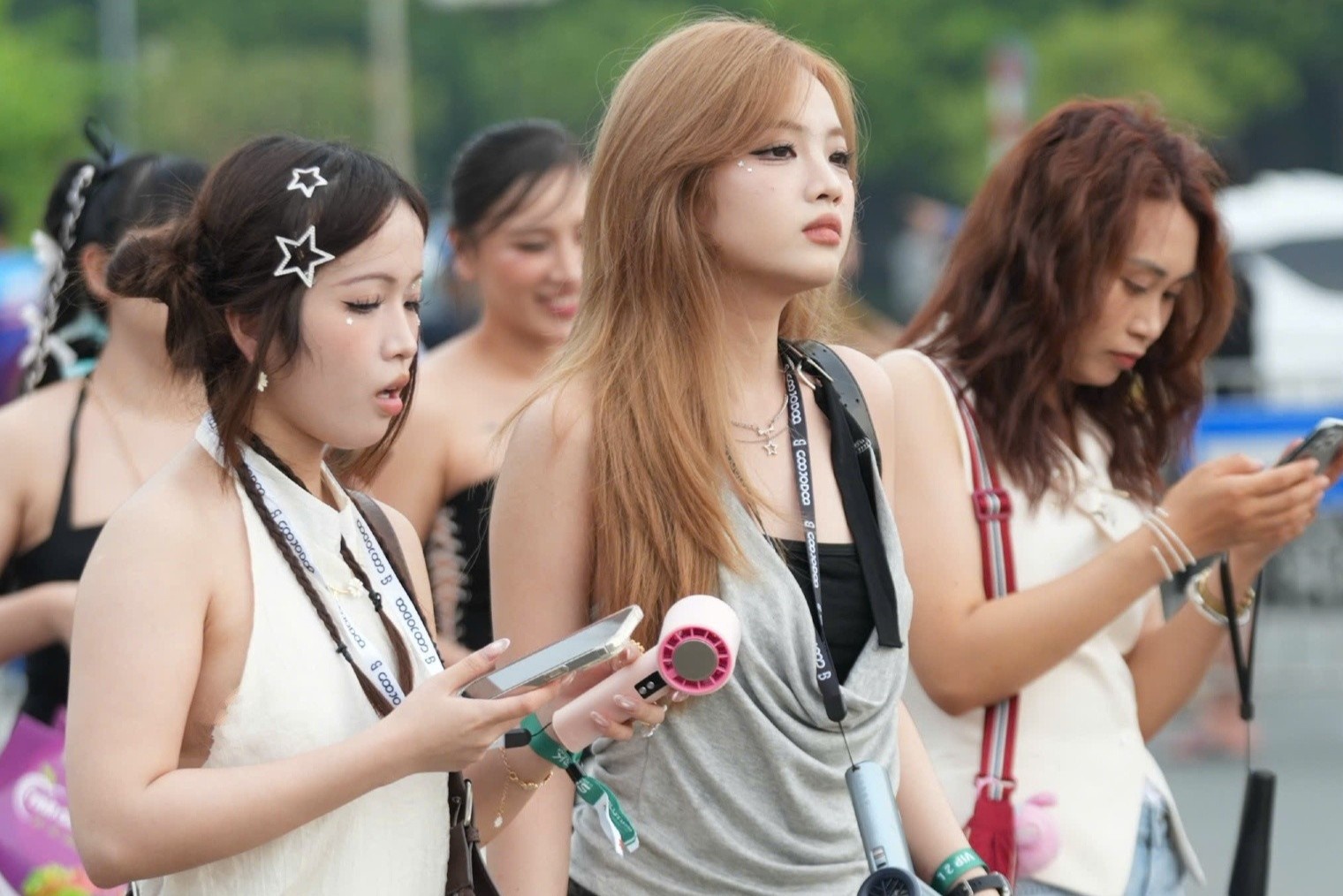 Nhieu ban tre do ve san My Dinh cho xem 'ong hoang' G-Dragon hinh anh