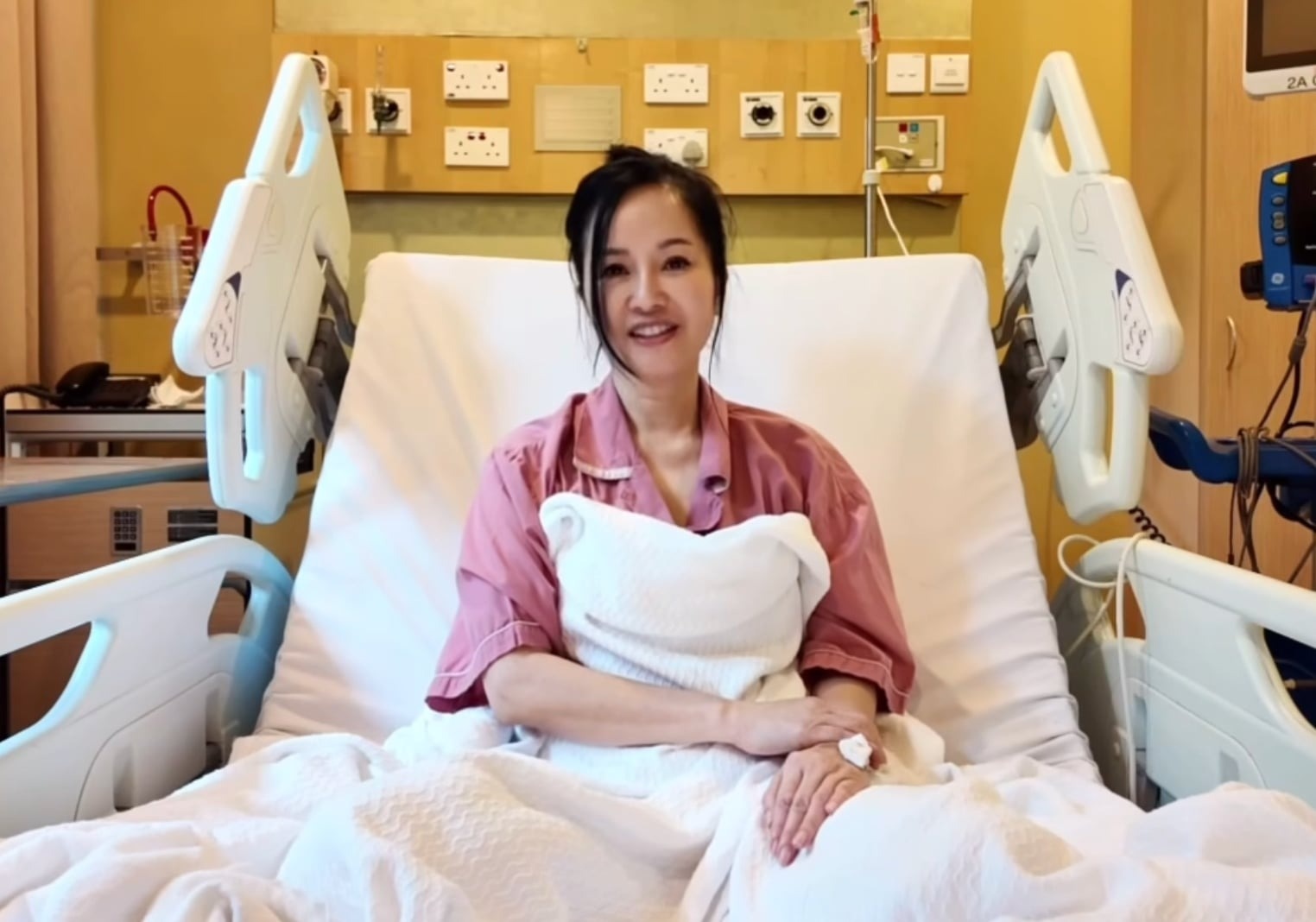 Hong Nhung bat khoc vi khong the hat sau ca mo ung thu hinh anh