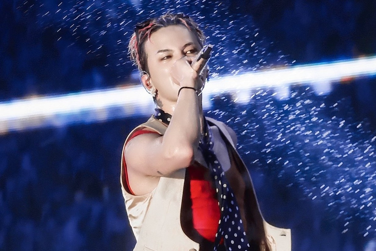 G-Dragon dang video dien duoi mua o san My Dinh hinh anh