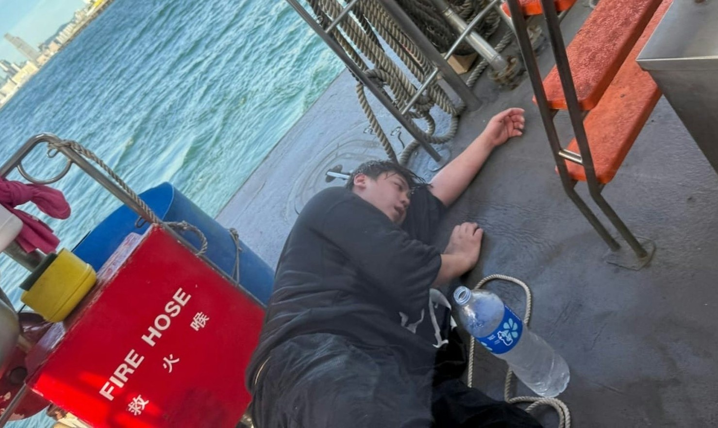 Khuong Dao chang chit vet thuong sau tai nan roi xuong bien hinh anh