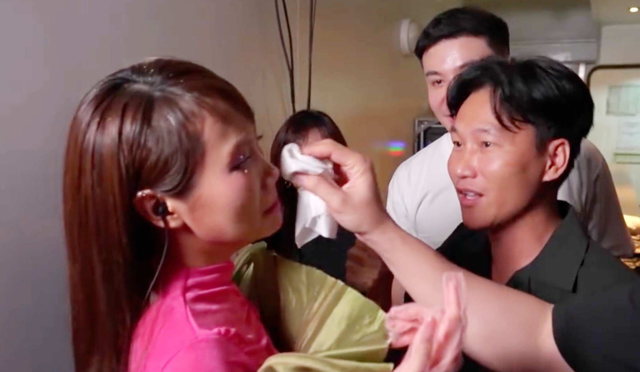 Phuong My Chi bat khoc trong chuong trinh Trung Quoc hinh anh