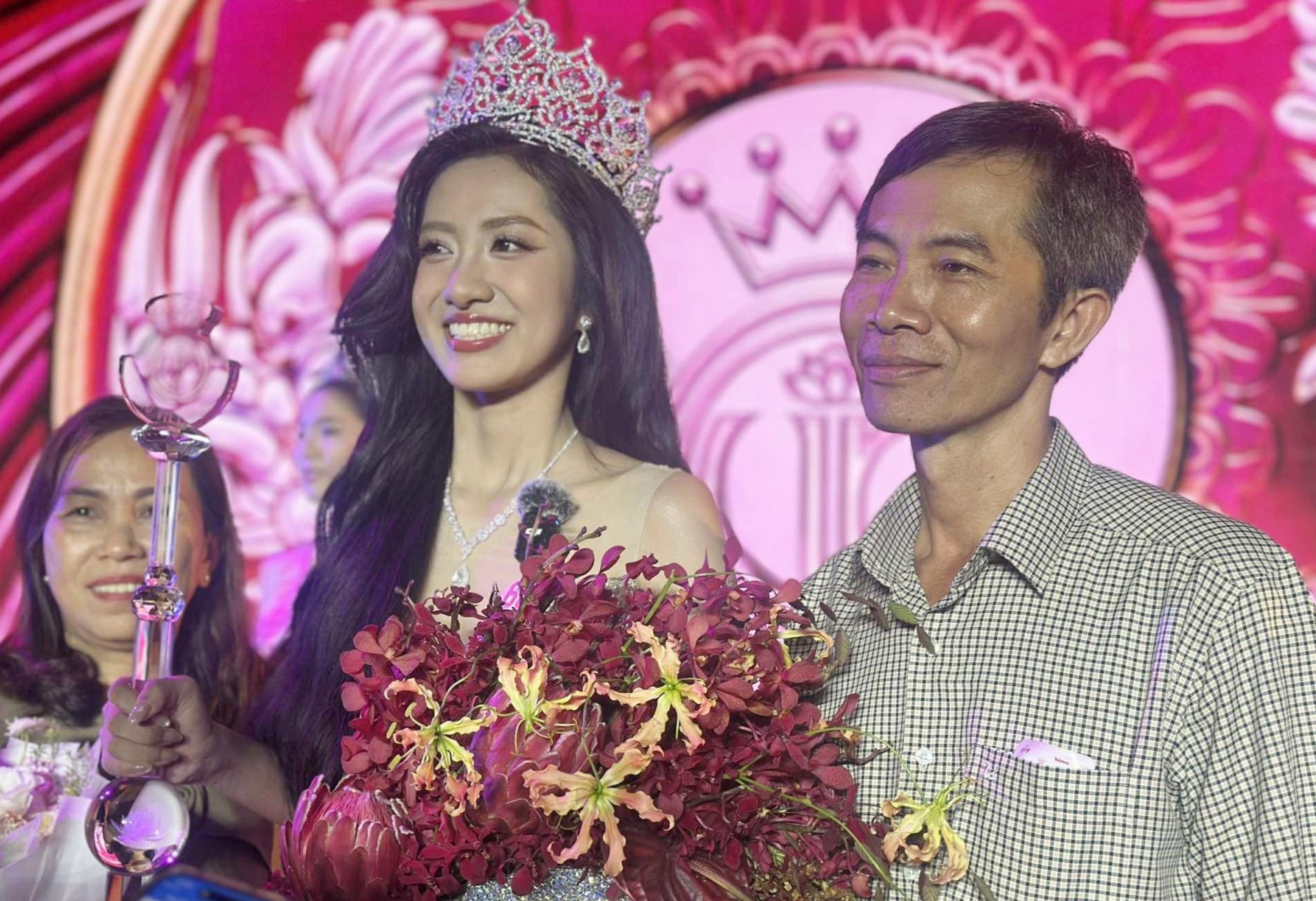 Gia canh tan Hoa hau Viet Nam Ha Truc Linh hinh anh