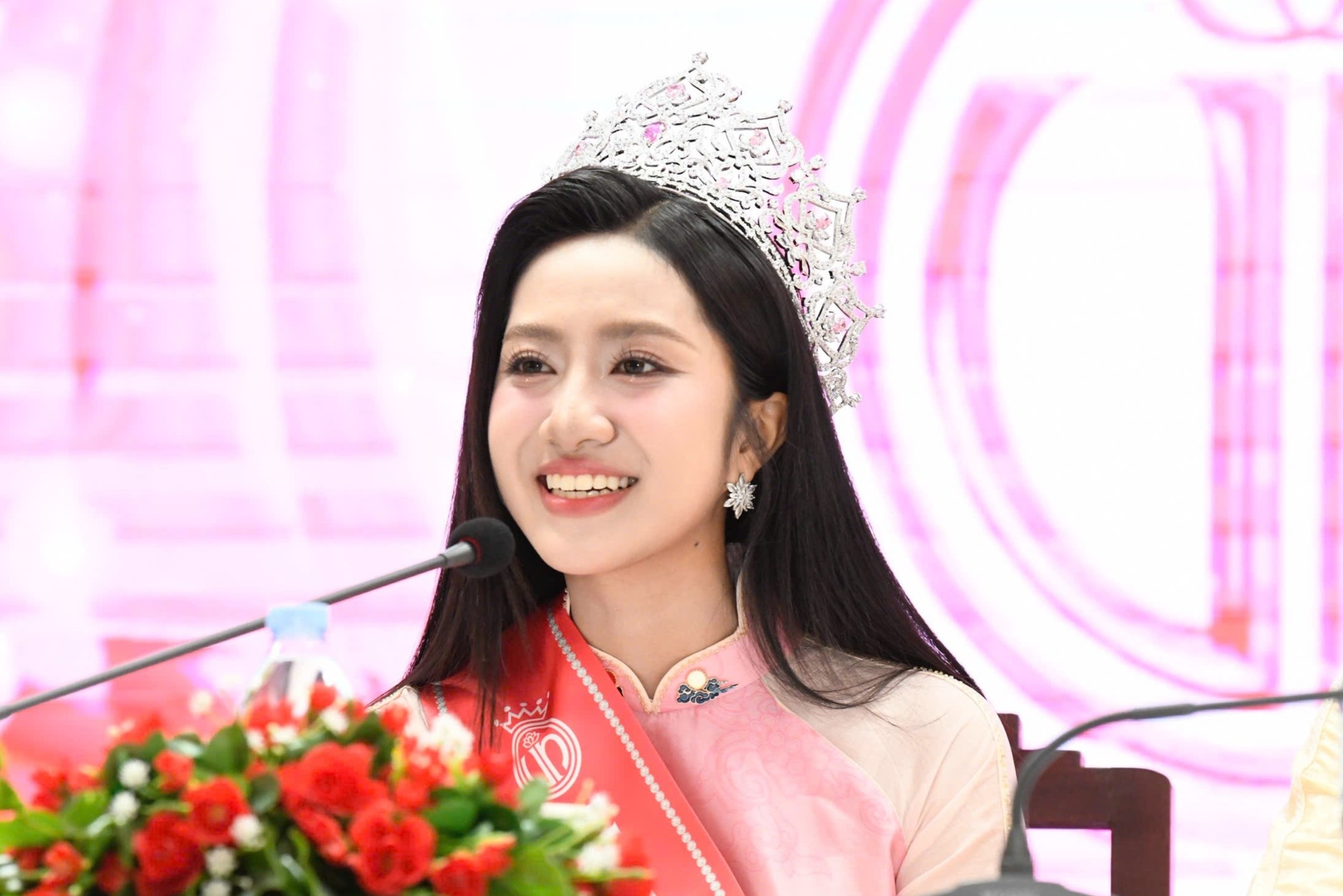 Vi sao Ha Truc Linh dang quang Hoa hau Viet Nam? hinh anh