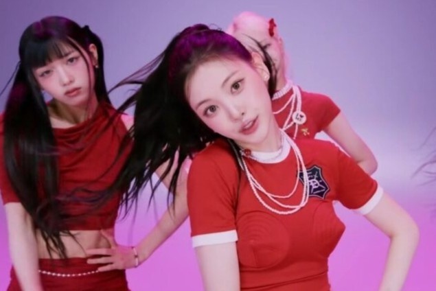 Nu ca si 19 tuoi mac tao bao gay tranh cai hinh anh