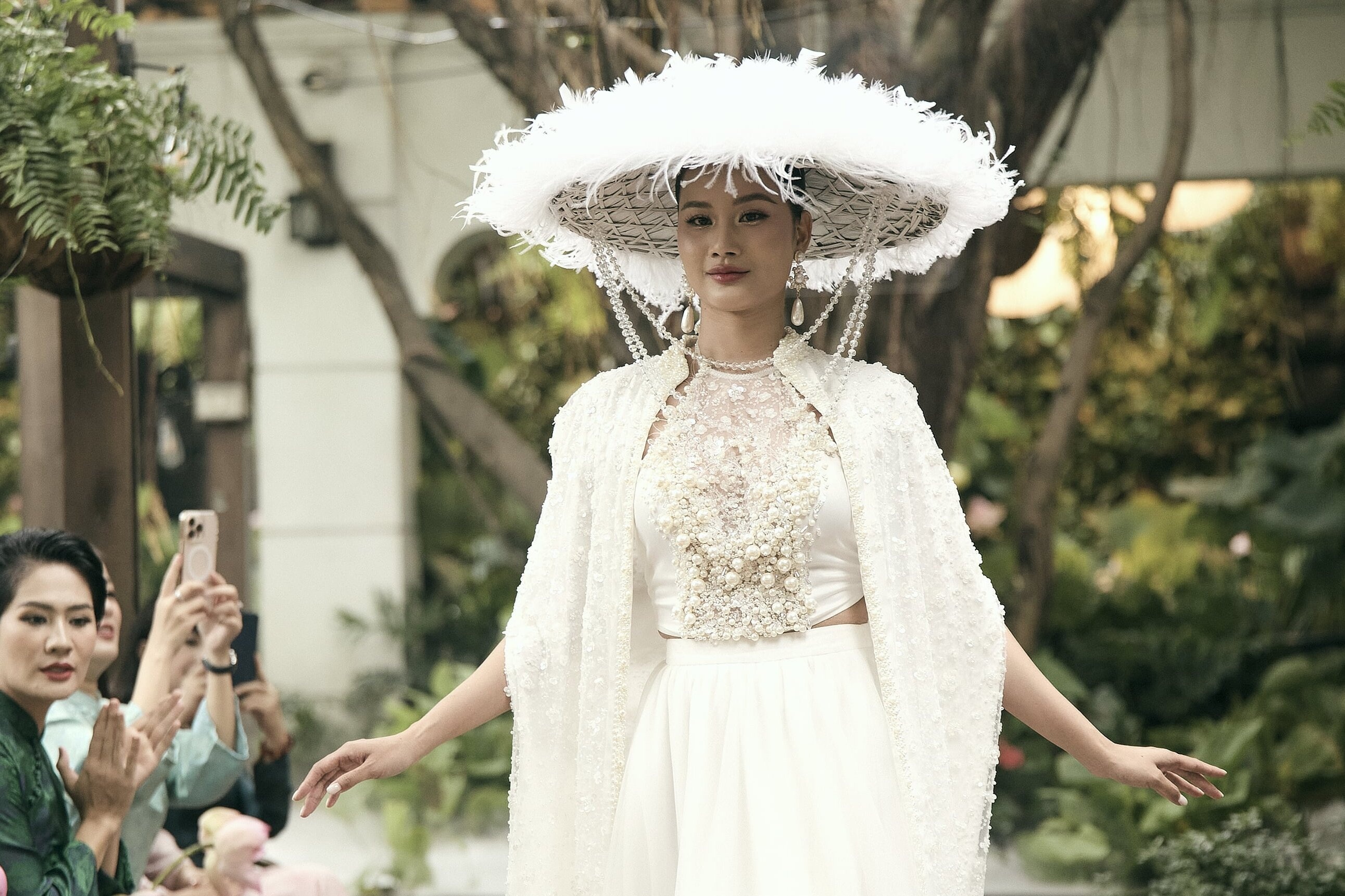 A hau Huong Ly gay chu y hinh anh