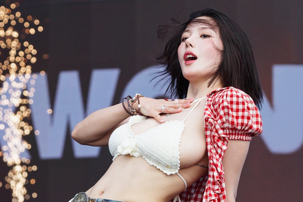 Kwon Eun Bi tao bao o le hoi nuoc hinh anh