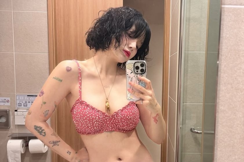 My nhan Han dien bikini khoe co the day hinh xam hinh anh