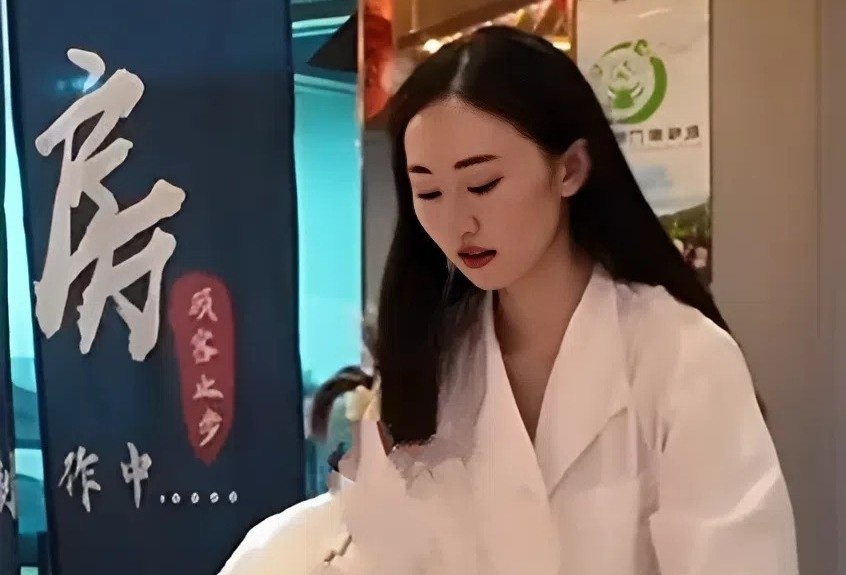 Nu dien vien lam boi ban kiem song hinh anh