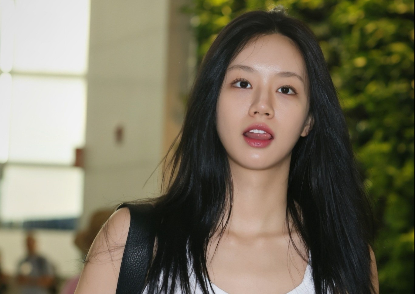 Hyeri noi bat o san bay Tan Son Nhat hinh anh