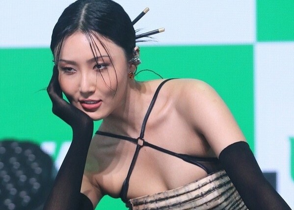 Hwasa hoang loan sau loat tiet muc tao bao hinh anh