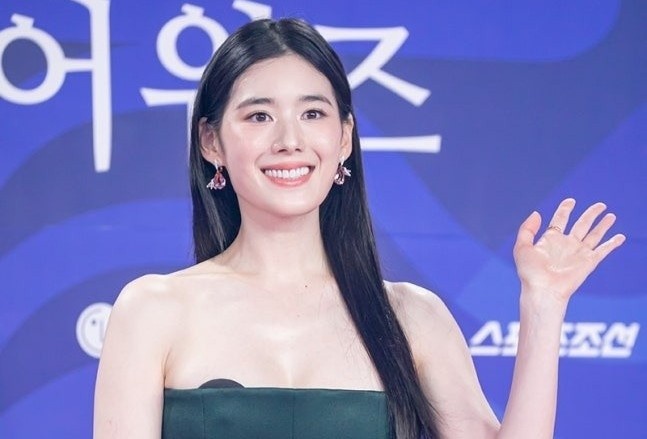 Nu dien vien gap su co vay ao tren tham do hinh anh