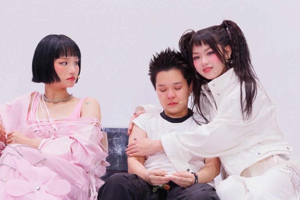 4 em xinh bi loai hinh anh