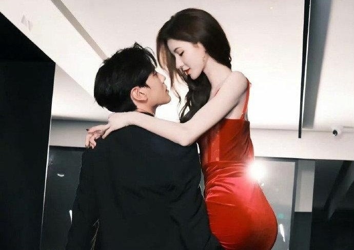 Truong Du Hi gay sot voi canh duoc ban dien be hinh anh