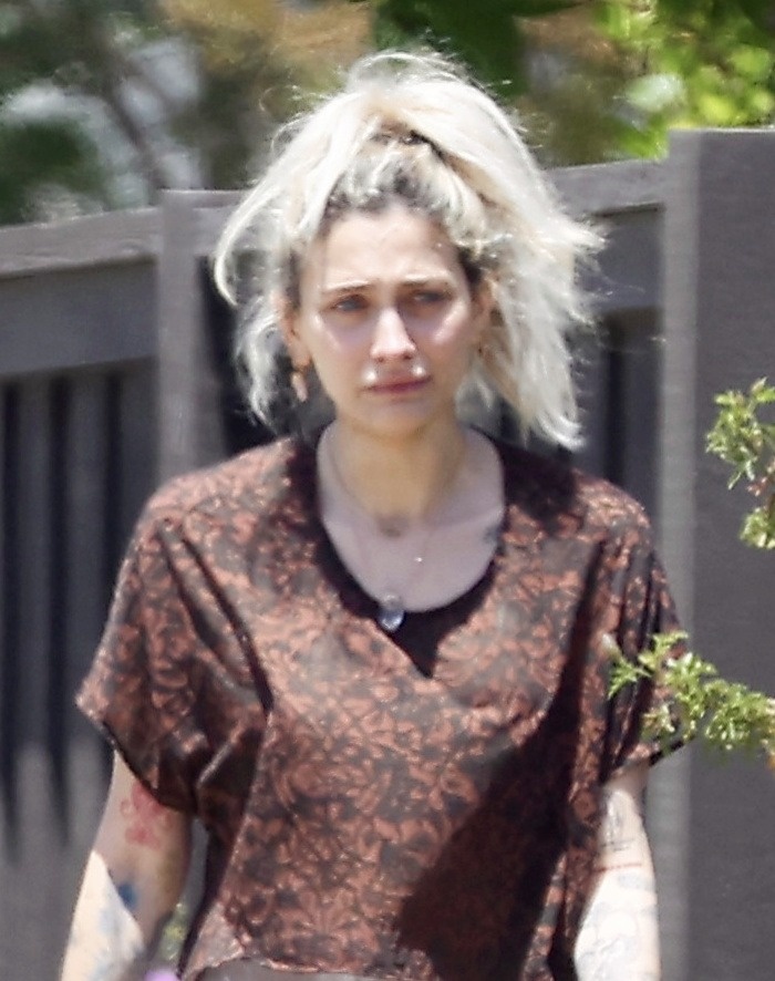 emotional_paris_jackson_seen_bur_1_.jpg