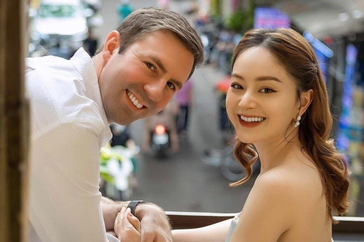 Lan Phuong nop don ly hon hinh anh