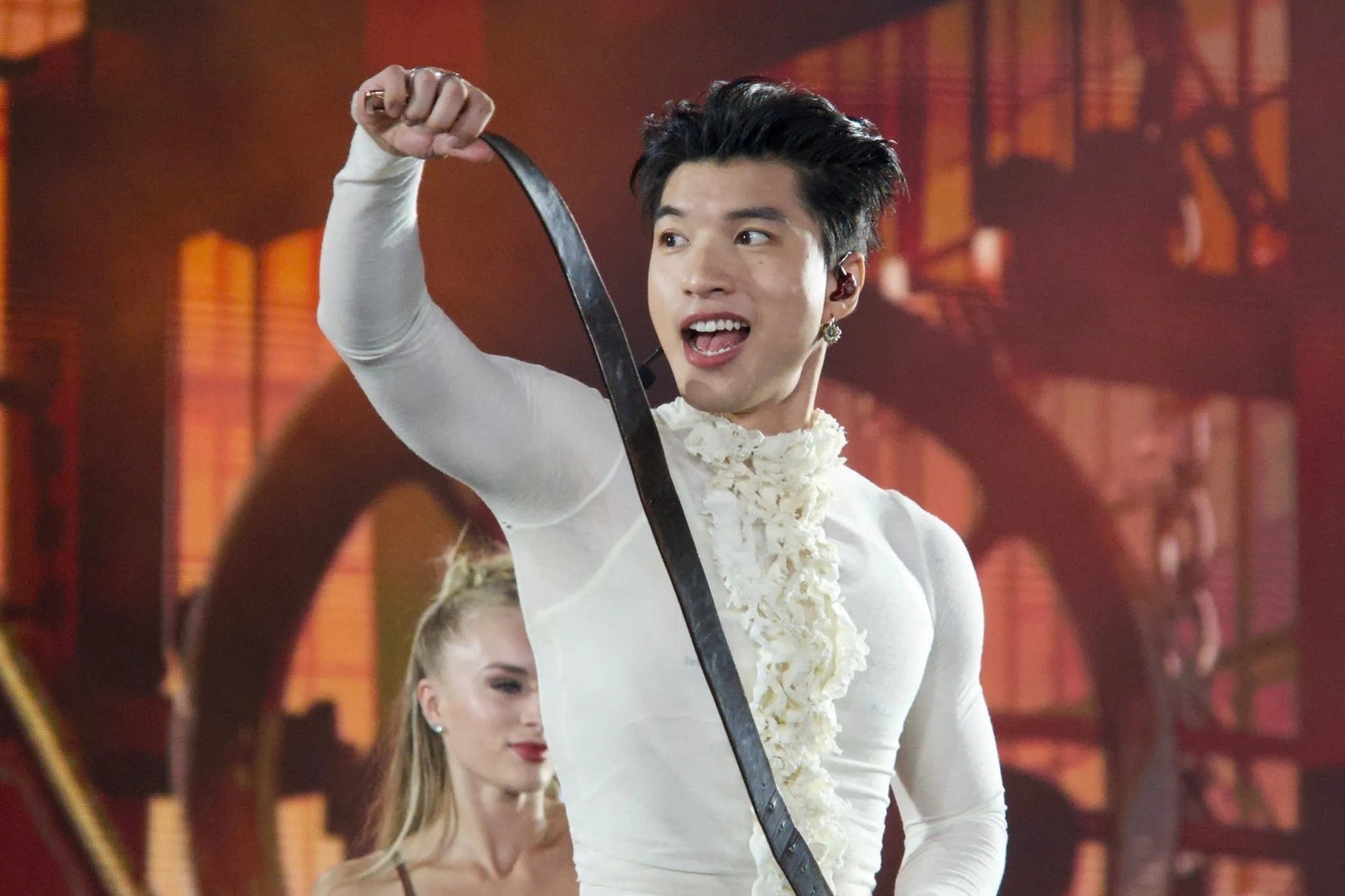 HIEUTHUHAI co dang bi chi trich vi nhay sexy? hinh anh