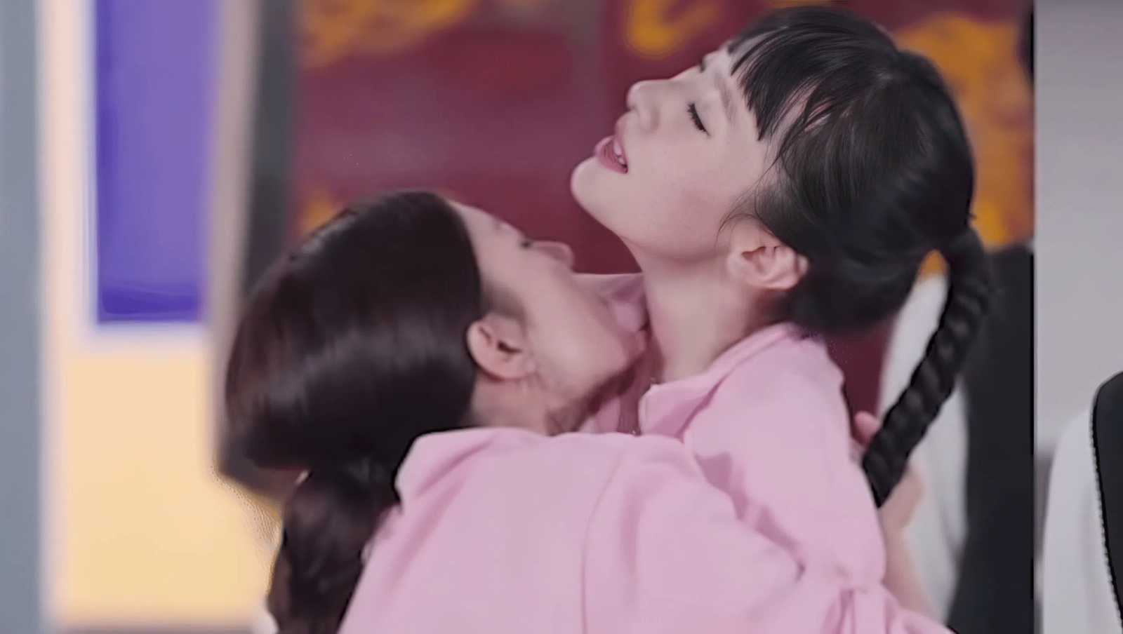 Khoanh khac nhay cam gay tranh cai cua cac em xinh hinh anh