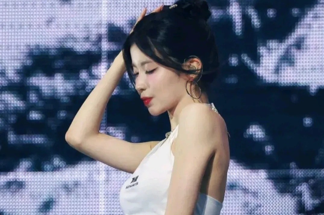 Loat ca si bi chi trich du doi vi mac mot lo noi y hinh anh