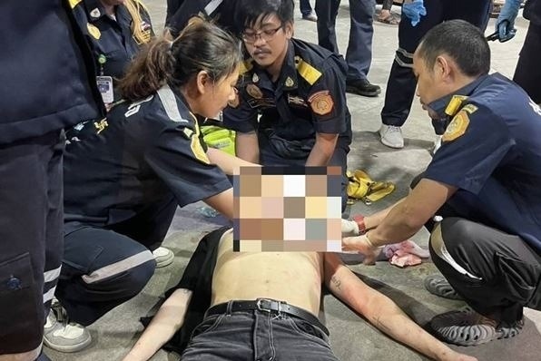 Ca si Thai Lan bi dam da man khi dung o tram xang hinh anh