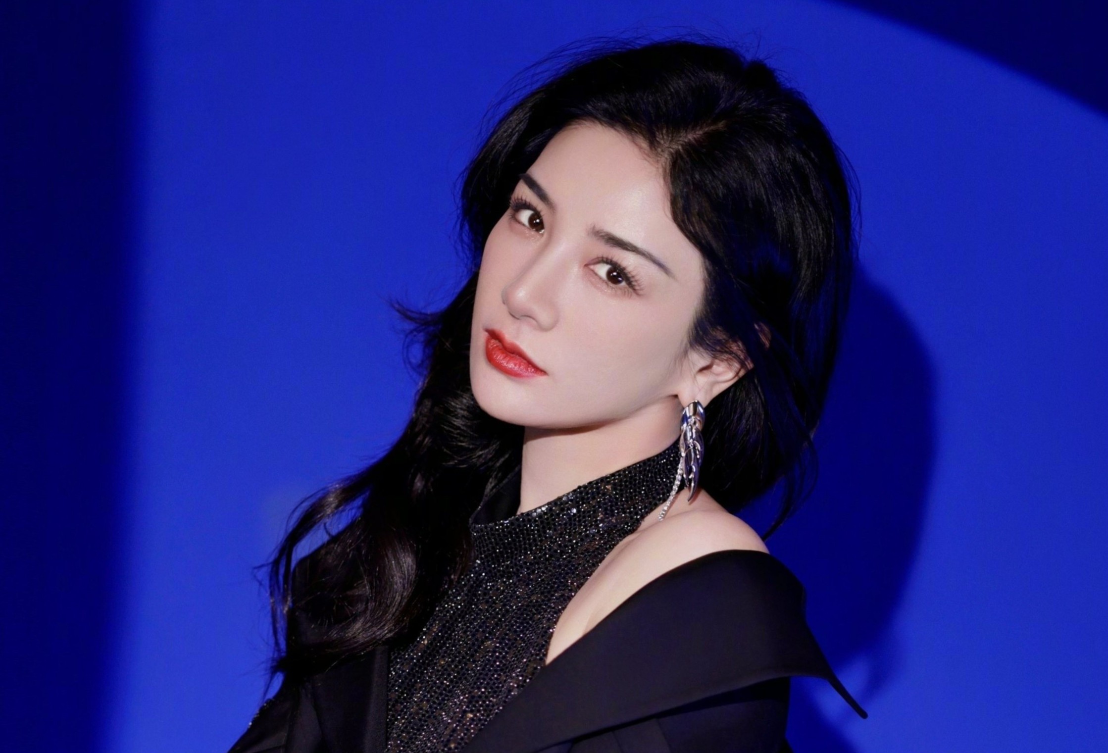 Huynh Dich len tieng giua tranh cai hinh anh