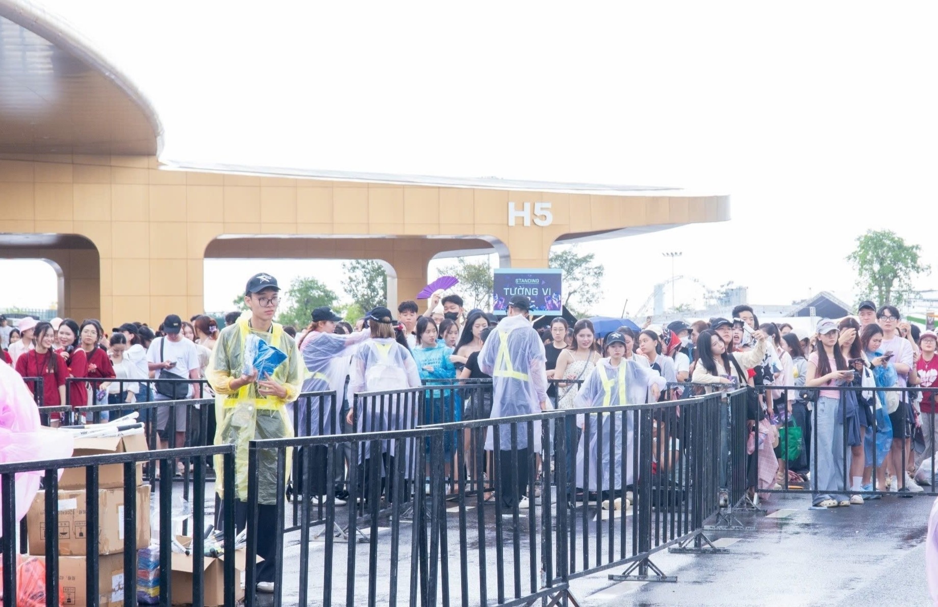 Không khí bùng nổ tại V Fest - Thanh xuân rực rỡ ở Hà Nội