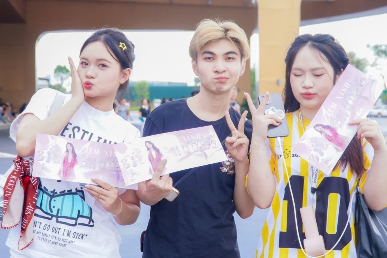 Khan gia doi mua cho xem HIEUTHUHAI, Bich Phuong bieu dien hinh anh