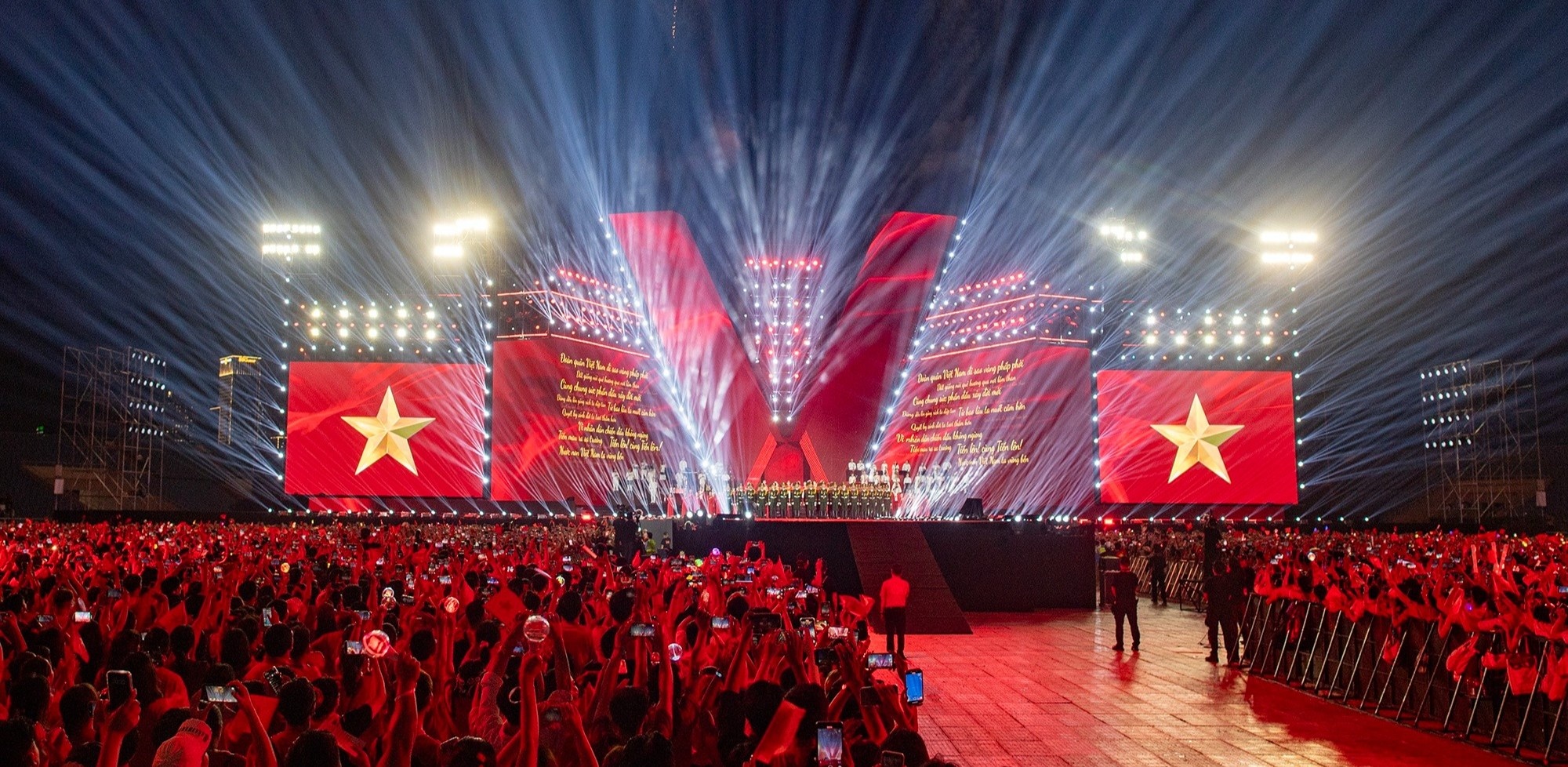 Concert quốc gia "Tổ quốc trong tim" quy tụ 50.000 khán giả