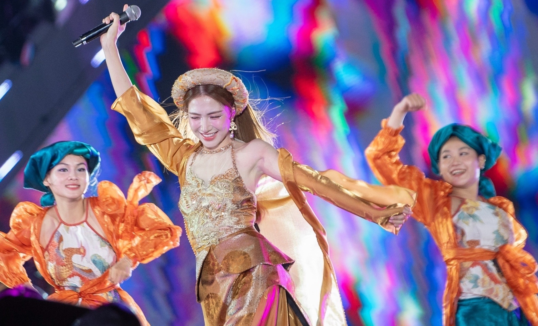 Hang tram nghe si tham gia 'concert quoc gia', lan toa long yeu nuoc hinh anh