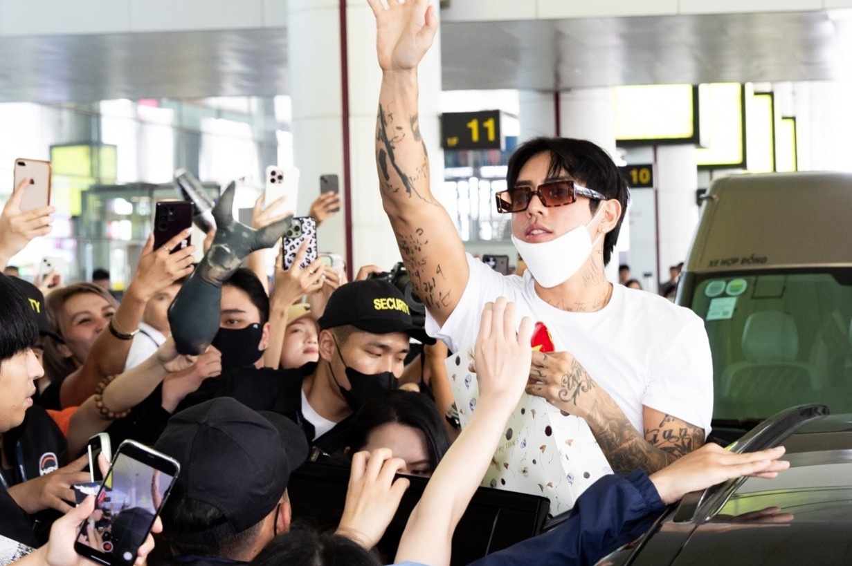 Fan Viet vay kin DPR IAN o san bay Noi Bai hinh anh