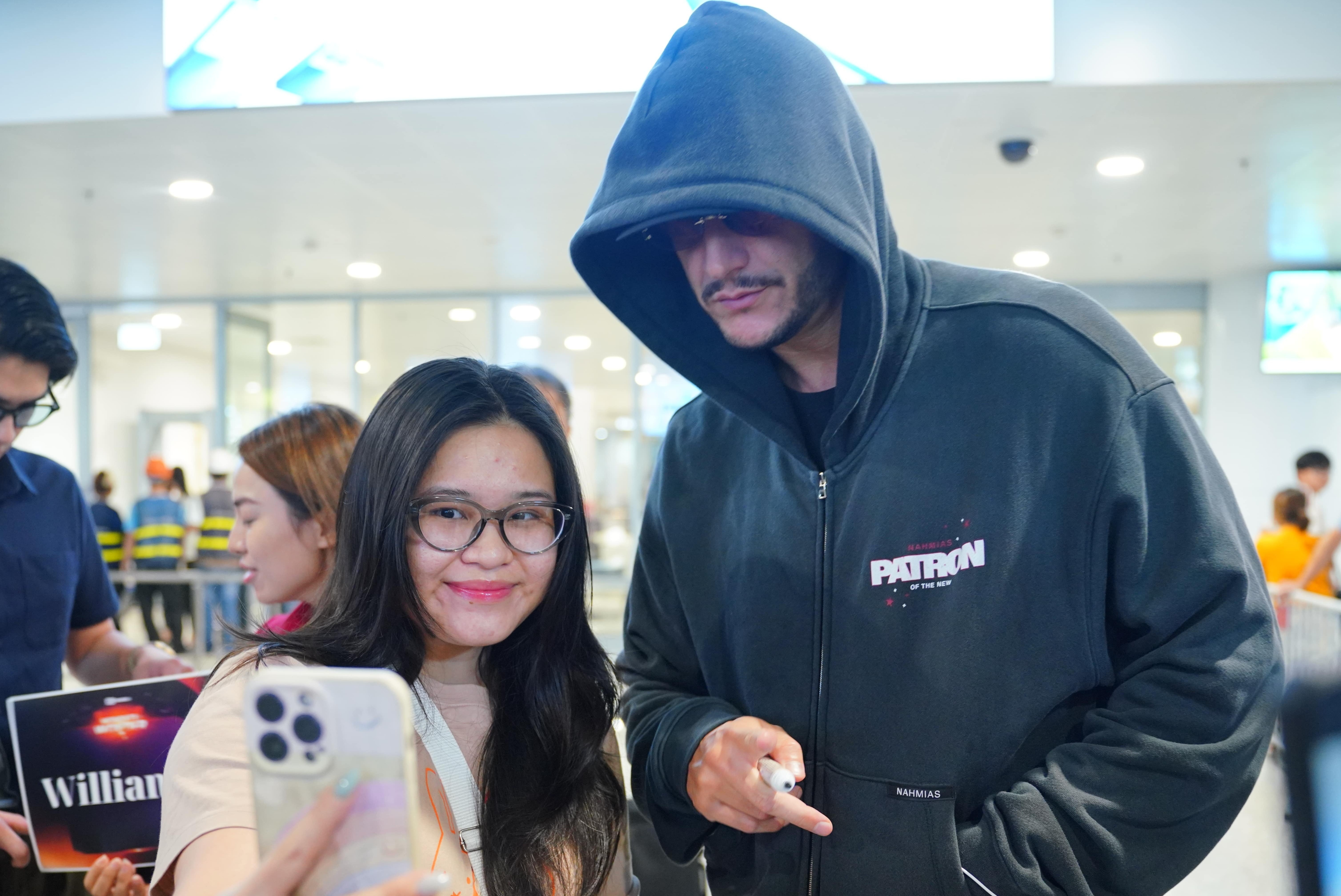 DJ Snake, J Balvin khien fan phan khich khi xuat hien o Noi Bai hinh anh