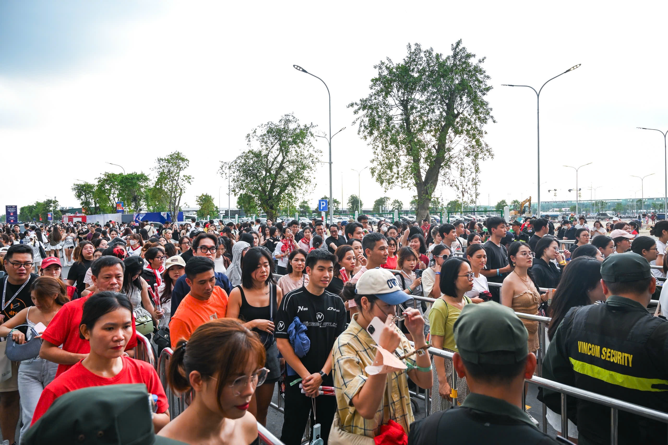 Hàng chục nghìn fan đội mưa “cháy” cùng 8Wonder Summer 2025