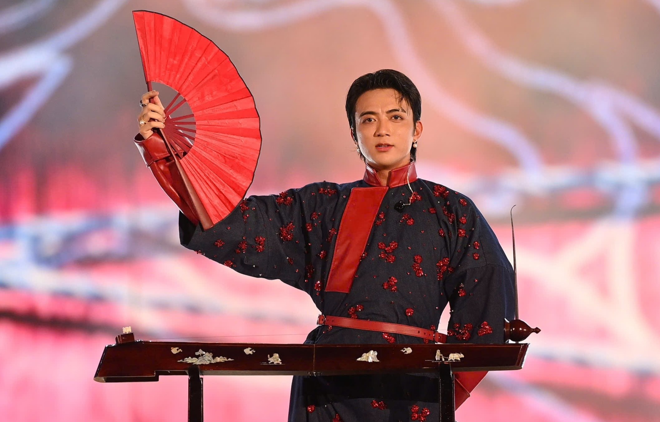 Khoanh khac khong the quen voi 50.000 khan gia 8Wonder hinh anh