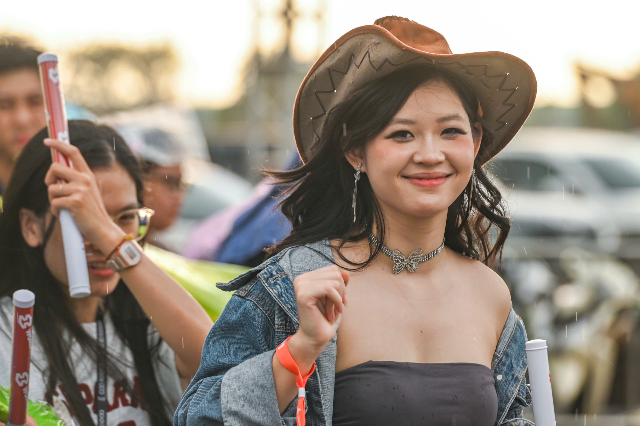 Hơn 50.000 khán giả đội mưa chờ đợi 8Wonder ở Hà Nội