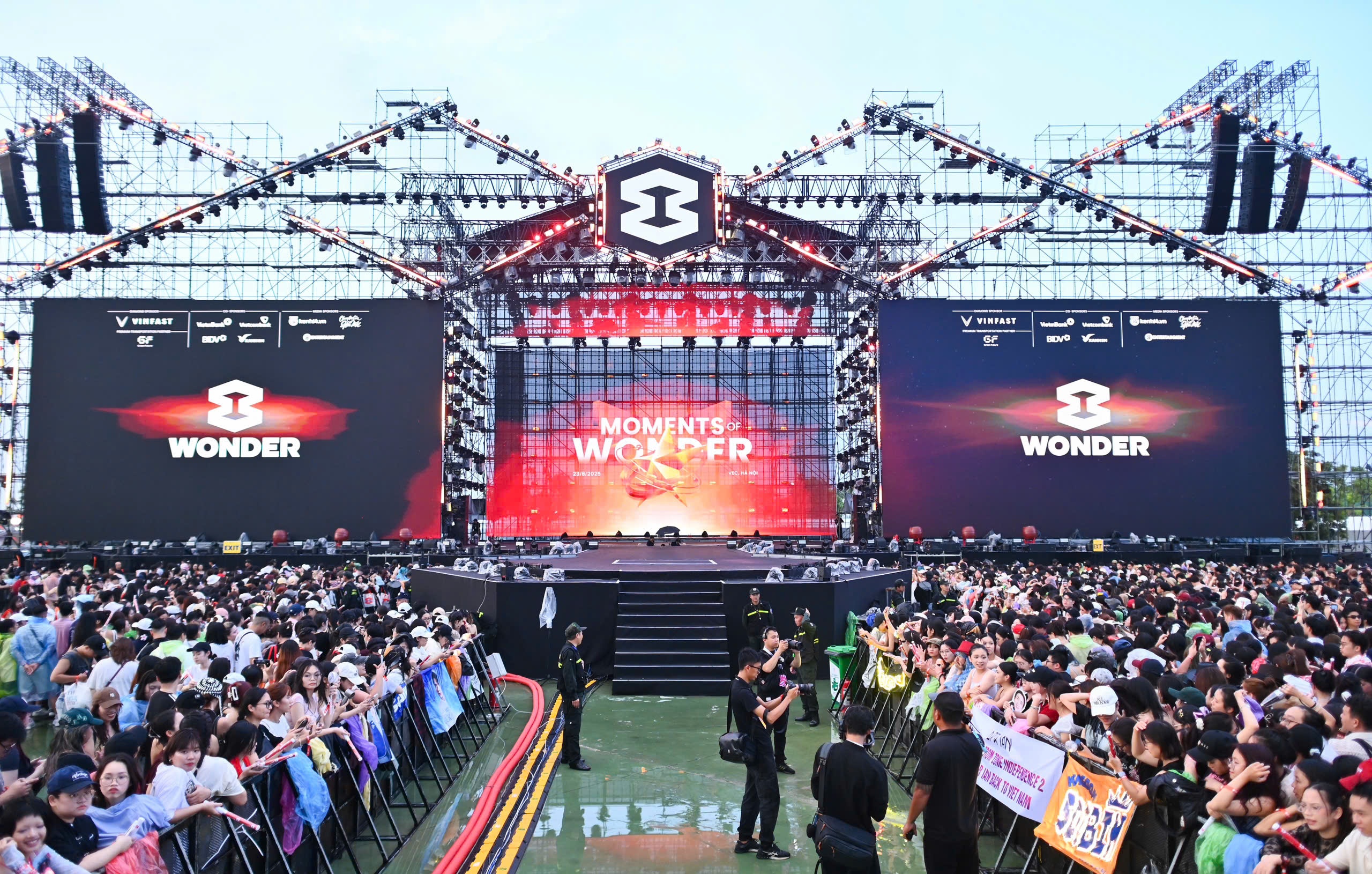 Hơn 50.000 khán giả đội mưa chờ đợi 8Wonder ở Hà Nội