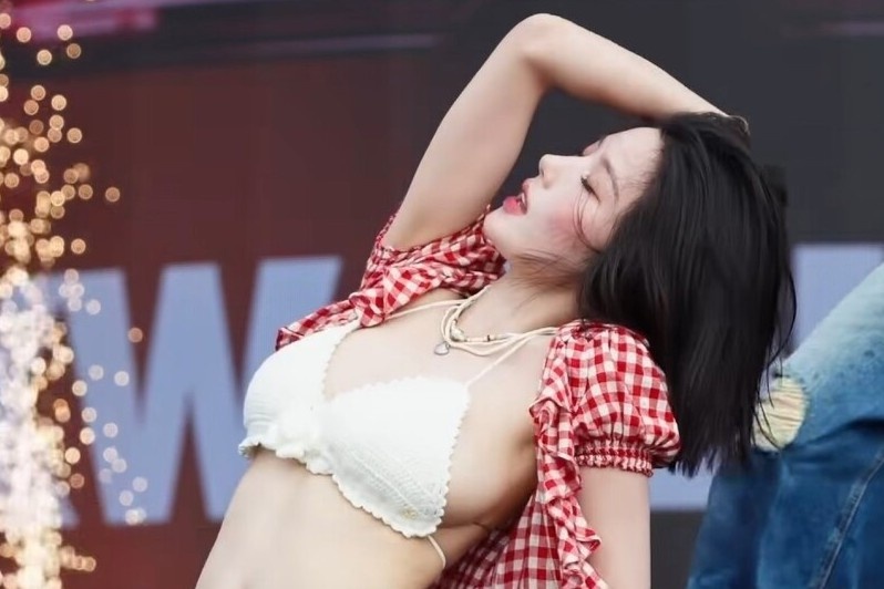 'Nu than Waterbomb' noi ve bo do ho hang hinh anh