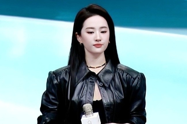 Luu Diec Phi lo dien sau on ao hinh anh