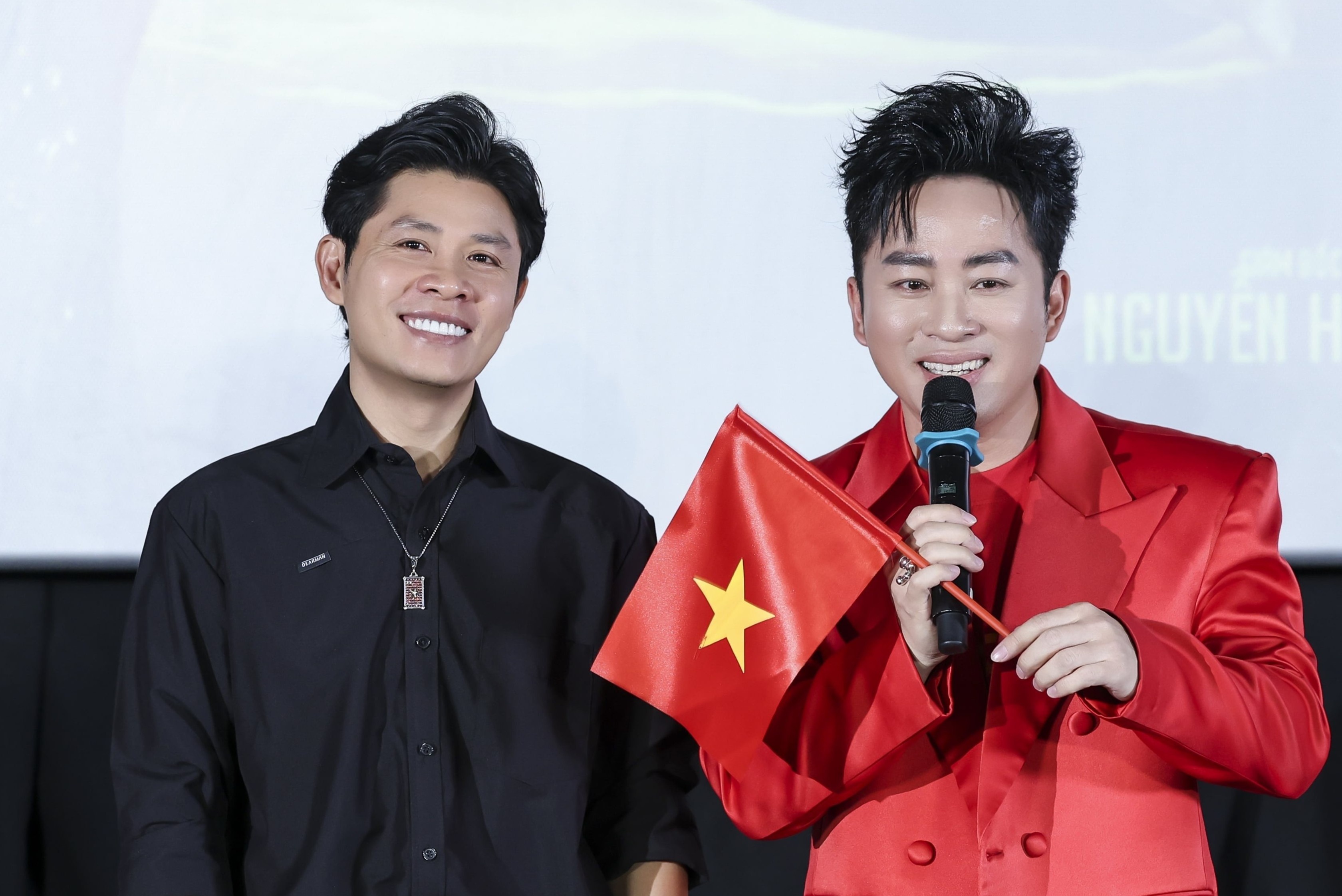 Con sot 'Viet tiep cau chuyen hoa binh' chua dung lai hinh anh