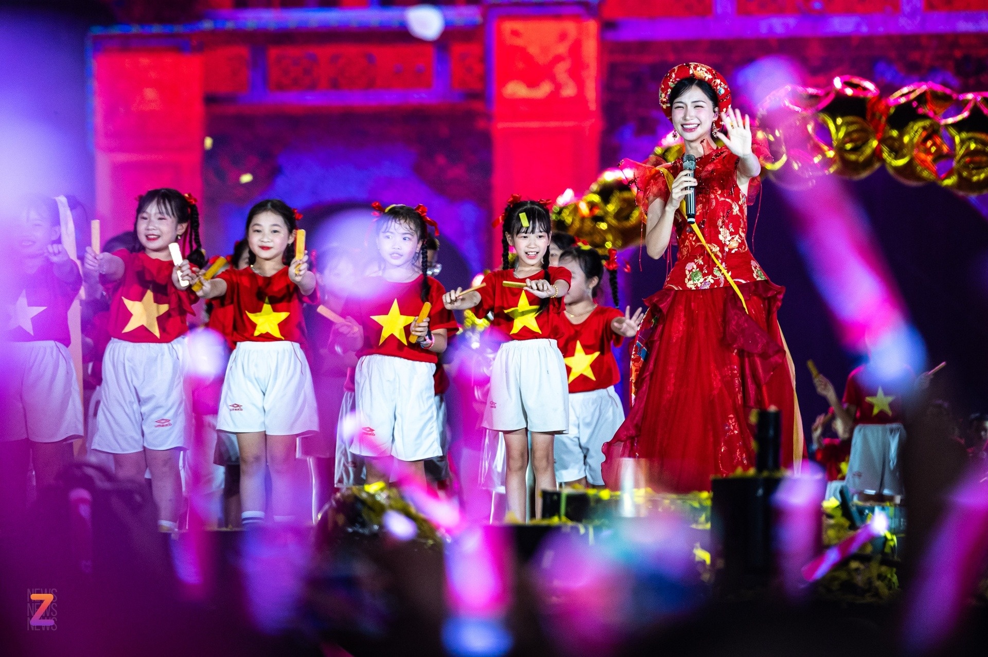 Hòa Minzy và sức hút của âm nhạc yêu nước