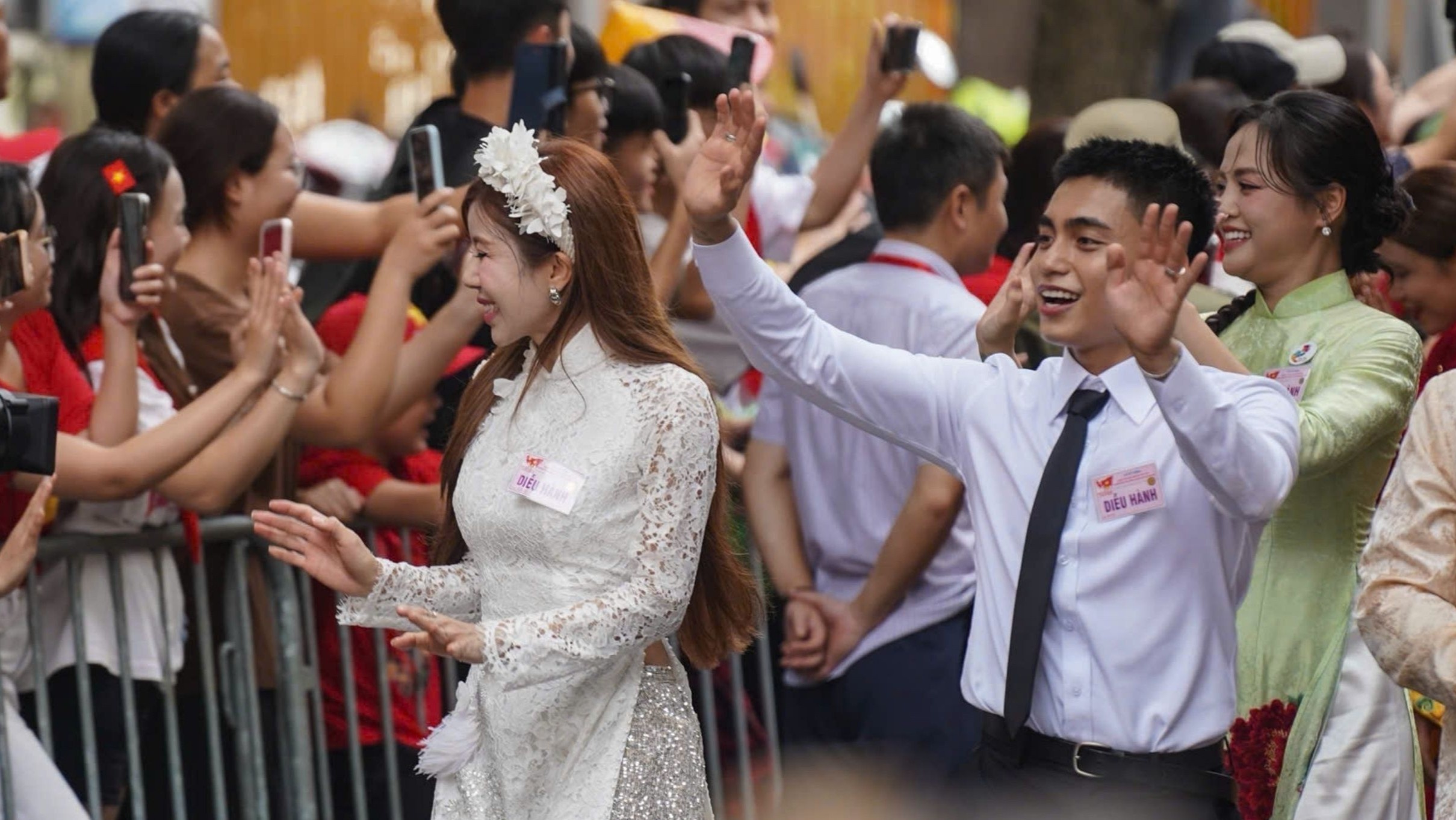 Trang Phap, MONO di giua vong vay khan gia o le dieu hanh hinh anh