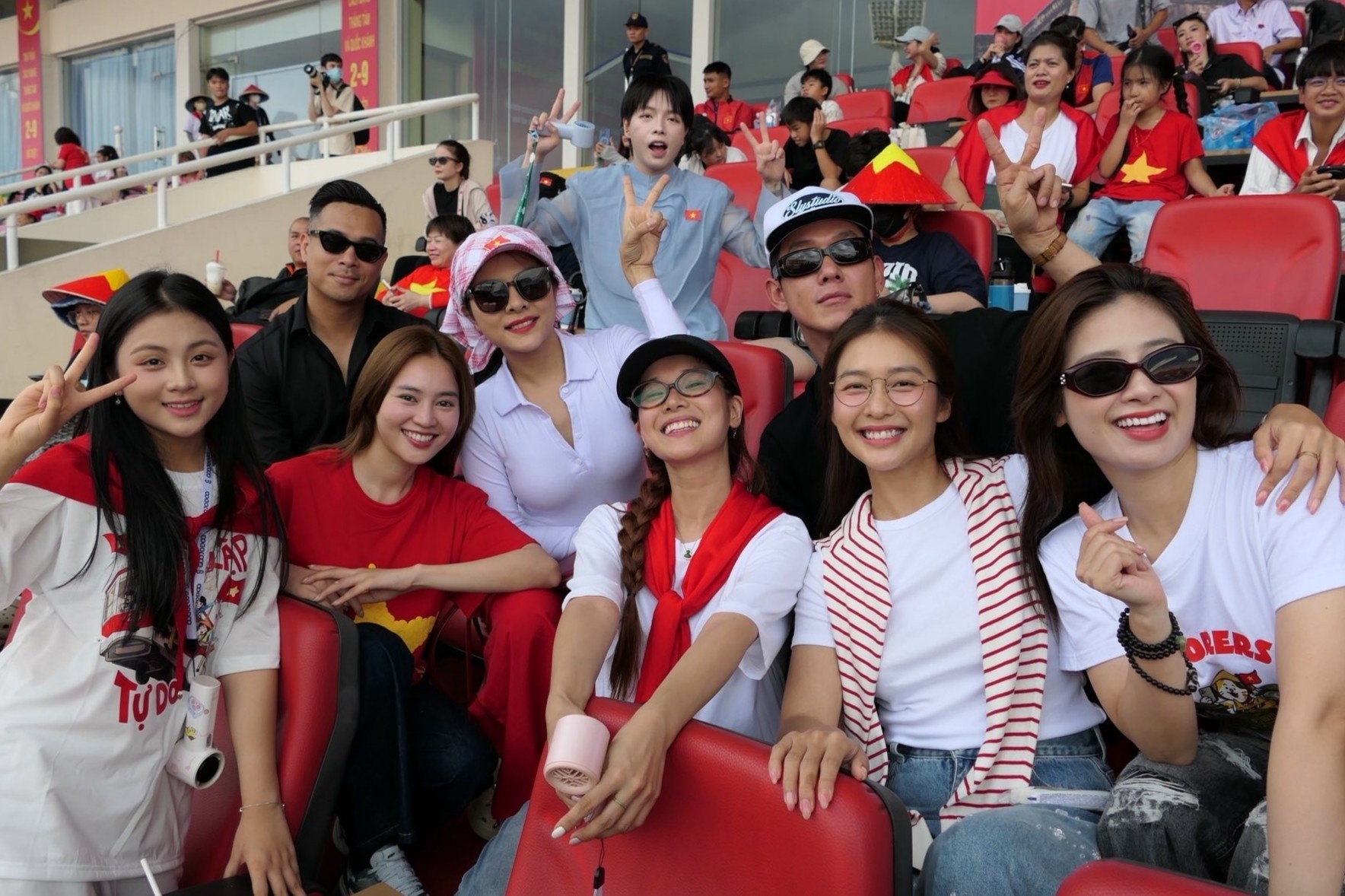 Ninh Duong Lan Ngoc va cac nghe si tap luyen bat chap nang mua hinh anh