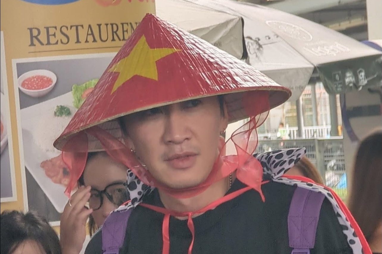 Lee Kwang Soo doi non la o san bay Tan Son Nhat hinh anh