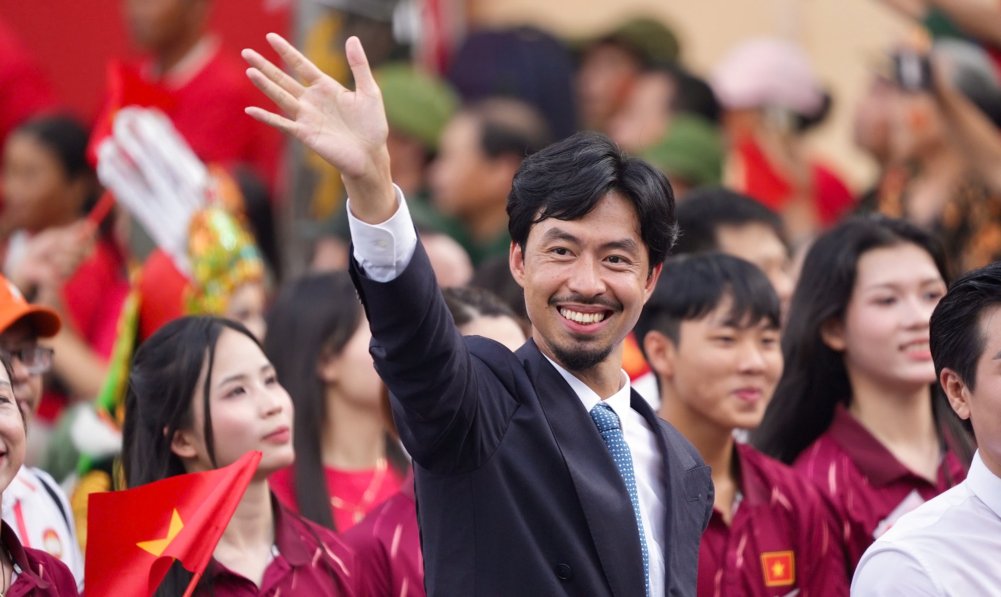 Khoanh khac xuc dong cua sao Viet hinh anh