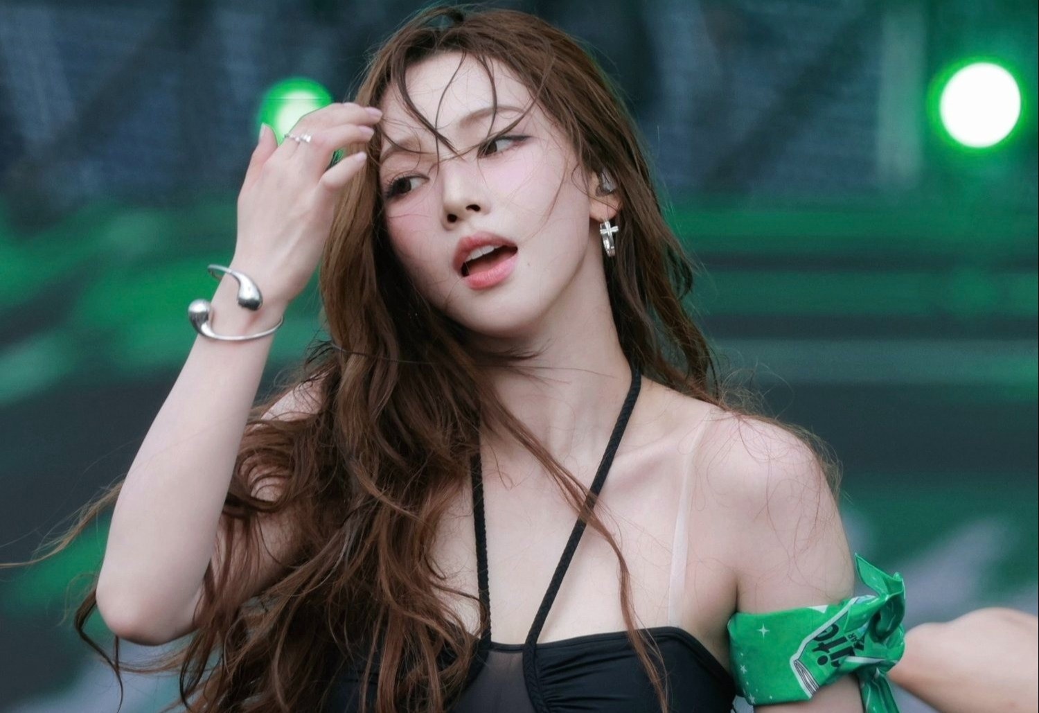 Nhom nhac nu vuong tranh cai vi mac goi duc hinh anh