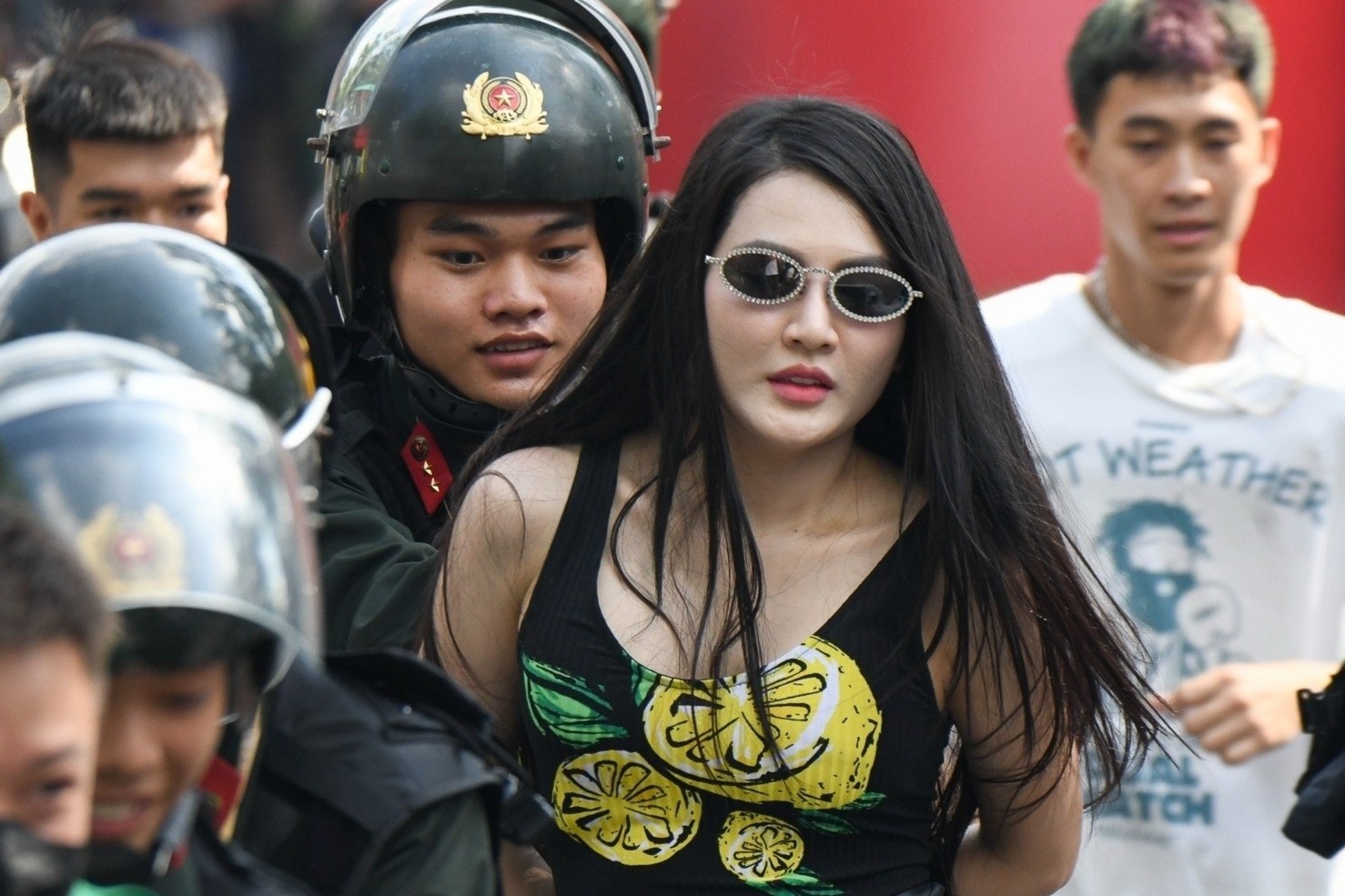 Nu canh sat gay sot voi vai 'girl pho' dong phim hinh anh